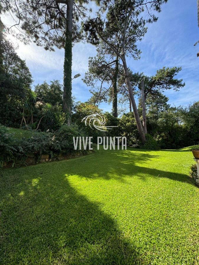 Casa ID.688 - Casa en venta 5 dormitorios en Playa Mansa, Punta del Este