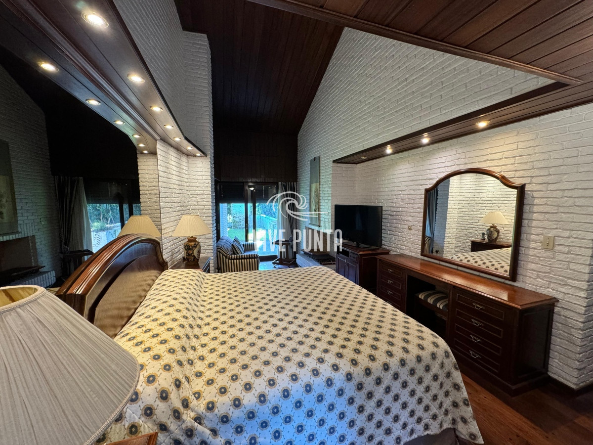 Casa ID.688 - Casa en venta 5 dormitorios en Playa Mansa, Punta del Este