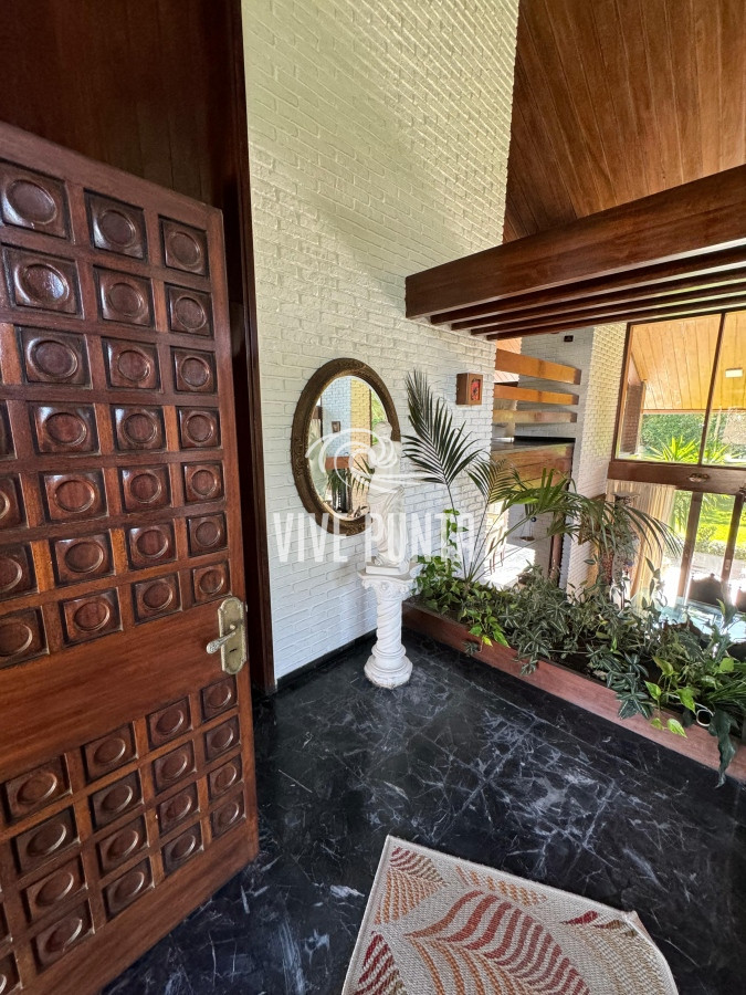 Casa ID.688 - Casa en venta 5 dormitorios en Playa Mansa, Punta del Este