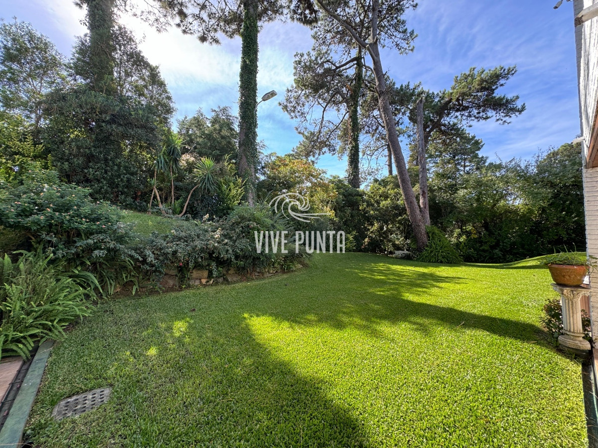 Casa ID.688 - Casa en venta 5 dormitorios en Playa Mansa, Punta del Este