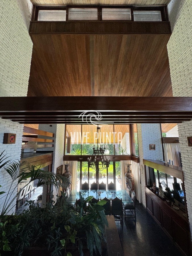 Casa ID.688 - Casa en venta 5 dormitorios en Playa Mansa, Punta del Este