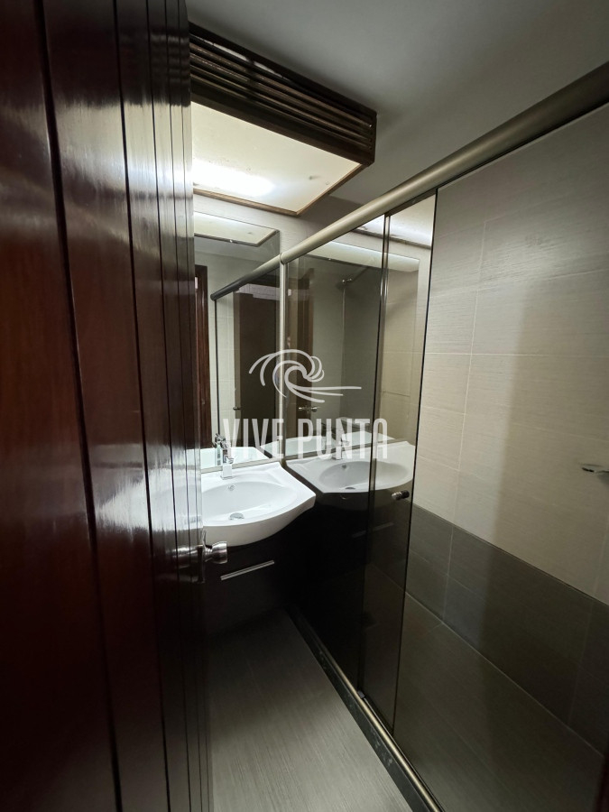 Casa ID.688 - Casa en venta 5 dormitorios en Playa Mansa, Punta del Este
