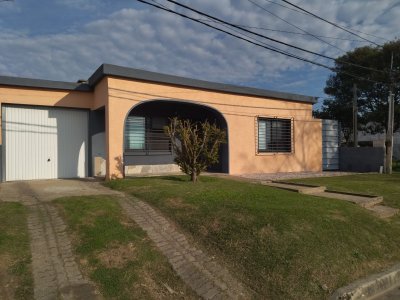 Casa en Maldonado, 2 dormitorios, 1 baño, garaje para más de 2 autos, barbacoa y depósito.