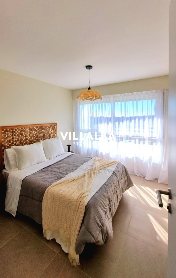 Apartamento ID.3088 - Amplio apartamento de 1 dormitorio, con 2 baños. Balcón, Losa radiante, en edificio con todos los Amenities. Ideal para todo el año. Punta del Este. 