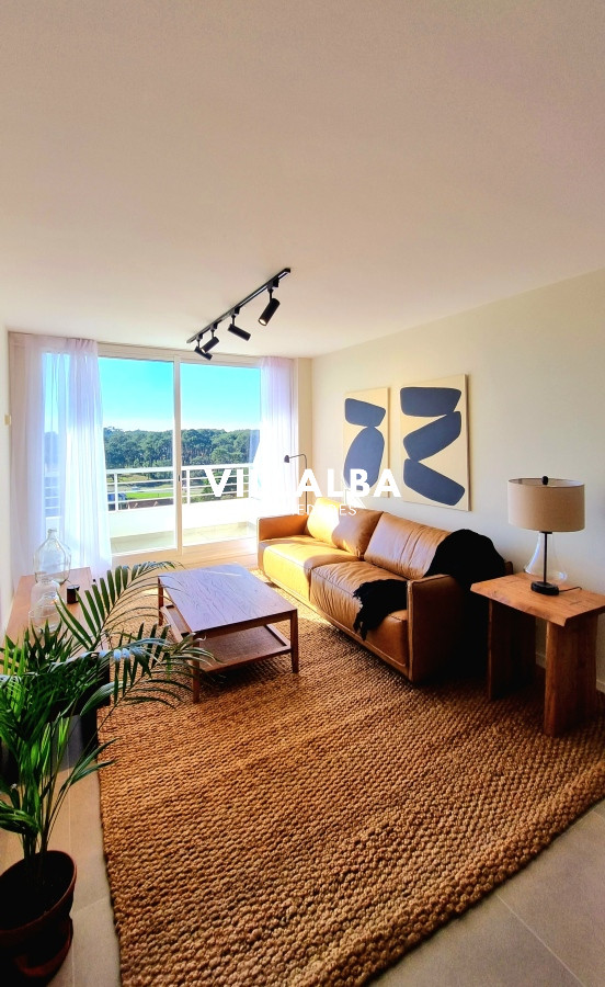 Apartamento ID.3088 - Amplio apartamento de 1 dormitorio, con 2 baños. Balcón, Losa radiante, en edificio con todos los Amenities. Ideal para todo el año. Punta del Este. 