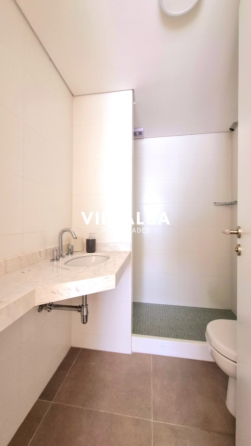 Apartamento ID.3088 - Amplio apartamento de 1 dormitorio, con 2 baños. Balcón, Losa radiante, en edificio con todos los Amenities. Ideal para todo el año. Punta del Este. 