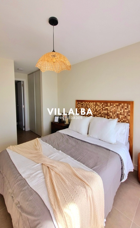 Apartamento ID.3088 - Amplio apartamento de 1 dormitorio, con 2 baños. Balcón, Losa radiante, en edificio con todos los Amenities. Ideal para todo el año. Punta del Este. 
