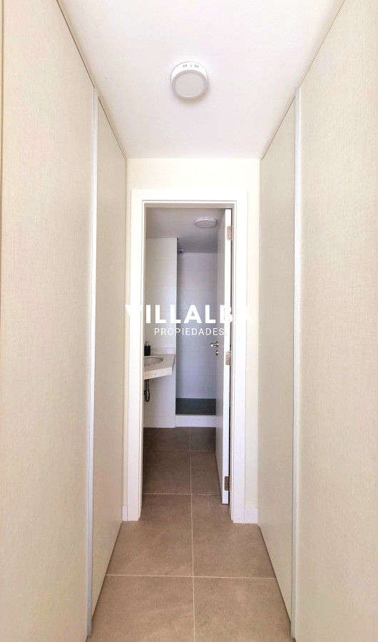 Apartamento ID.3088 - Amplio apartamento de 1 dormitorio, con 2 baños. Balcón, Losa radiante, en edificio con todos los Amenities. Ideal para todo el año. Punta del Este. 