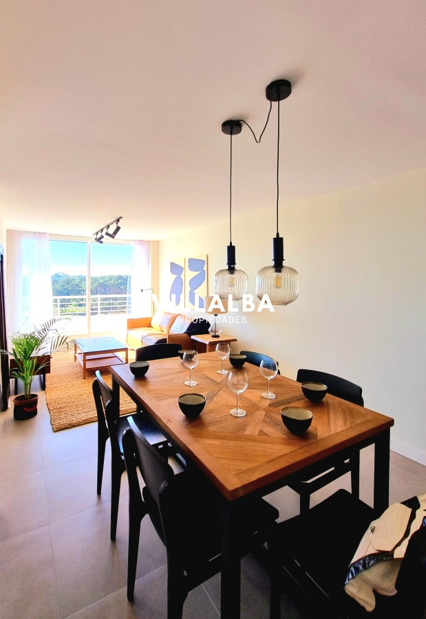 Apartamento ID.3088 - Amplio apartamento de 1 dormitorio, con 2 baños. Balcón, Losa radiante, en edificio con todos los Amenities. Ideal para todo el año. Punta del Este. 