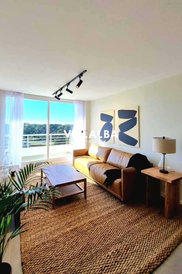 Apartamento ID.3088 - Amplio apartamento de 1 dormitorio, con 2 baños. Balcón, Losa radiante, en edificio con todos los Amenities. Ideal para todo el año. Punta del Este. 