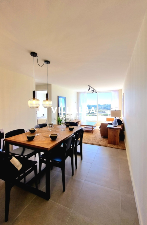 Apartamento ID.3088 - Amplio apartamento de 1 dormitorio, con 2 baños. Balcón, Losa radiante, en edificio con todos los Amenities. Ideal para todo el año. Punta del Este. 