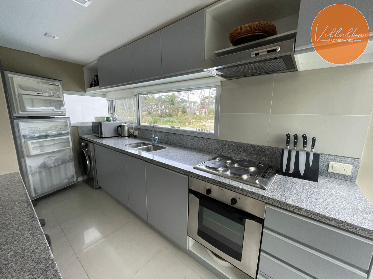 Apartamento ID.3047 - Apartamento tipo casa. Amplia terraza que recorre todos los ambientes. 3 dormitorios y 3 baños. Ubicado en Aidy Grill. PUNTA DEL ESTE.