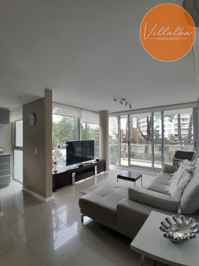 Apartamento ID.3047 - Apartamento tipo casa. Amplia terraza que recorre todos los ambientes. 3 dormitorios y 3 baños. Ubicado en Aidy Grill. PUNTA DEL ESTE.