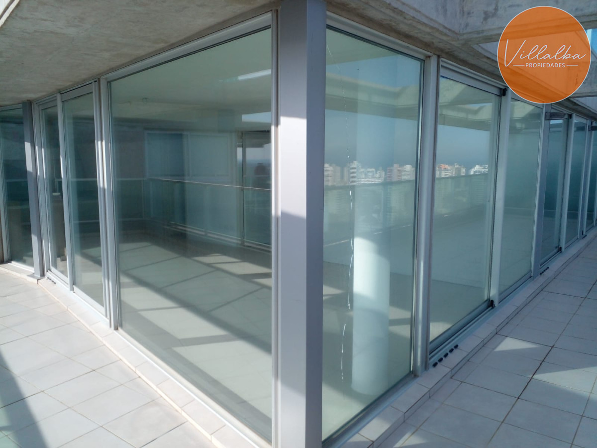 Apartamento ID.3075 - Penthouse en venta sobre Roosevelt. Con vistas inigualables de la ciudad y la playa.