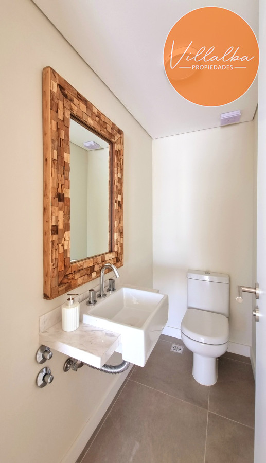 Apartamento ID.3088 - Amplio apartamento de 1 dormitorio, con 2 baños. Balcón, Losa radiante, en edificio con todos los Amenities. Ideal para todo el año. Punta del Este. 