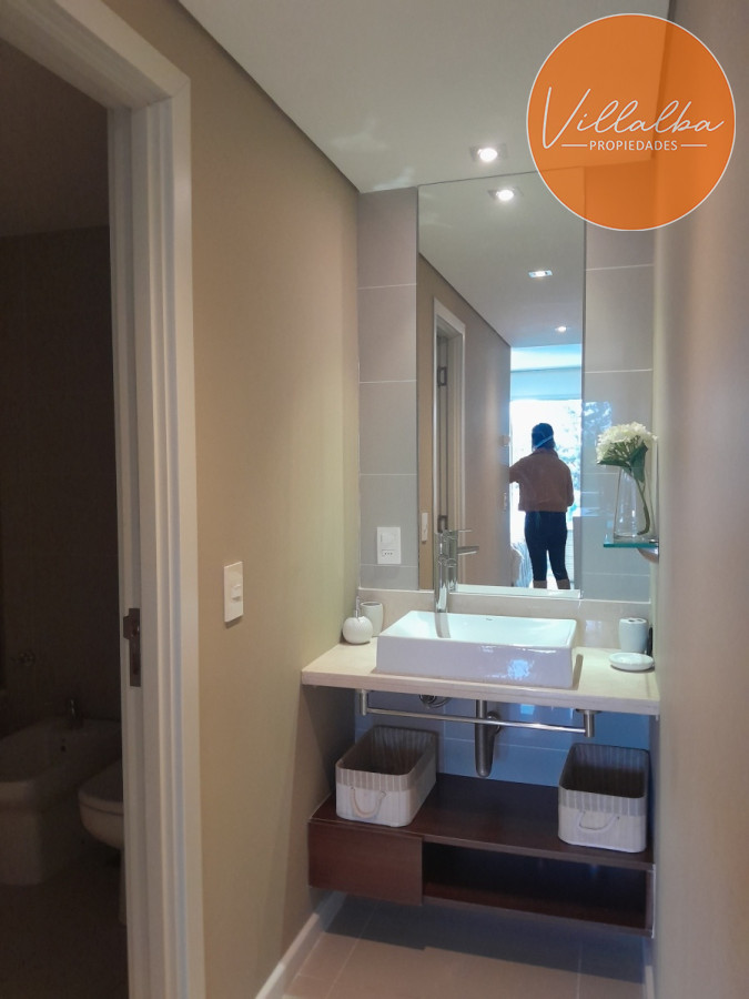 Apartamento ID.3047 - Apartamento tipo casa. Amplia terraza que recorre todos los ambientes. 3 dormitorios y 3 baños. Ubicado en Aidy Grill. PUNTA DEL ESTE.
