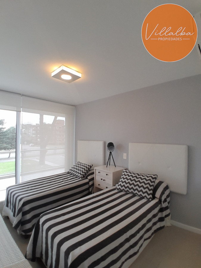 Apartamento ID.3047 - Apartamento tipo casa. Amplia terraza que recorre todos los ambientes. 3 dormitorios y 3 baños. Ubicado en Aidy Grill. PUNTA DEL ESTE.