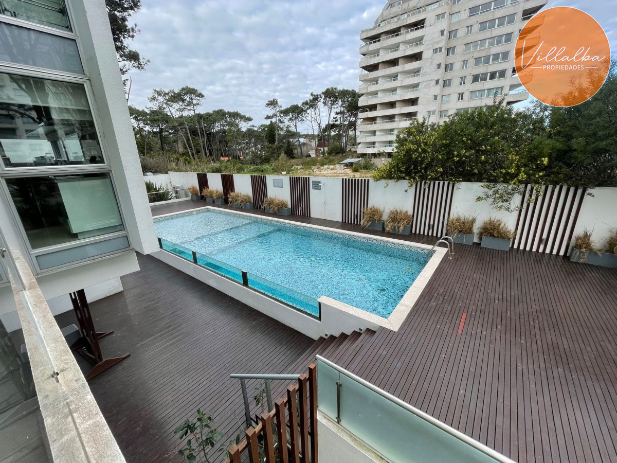 Apartamento ID.3047 - Apartamento tipo casa. Amplia terraza que recorre todos los ambientes. 3 dormitorios y 3 baños. Ubicado en Aidy Grill. PUNTA DEL ESTE.
