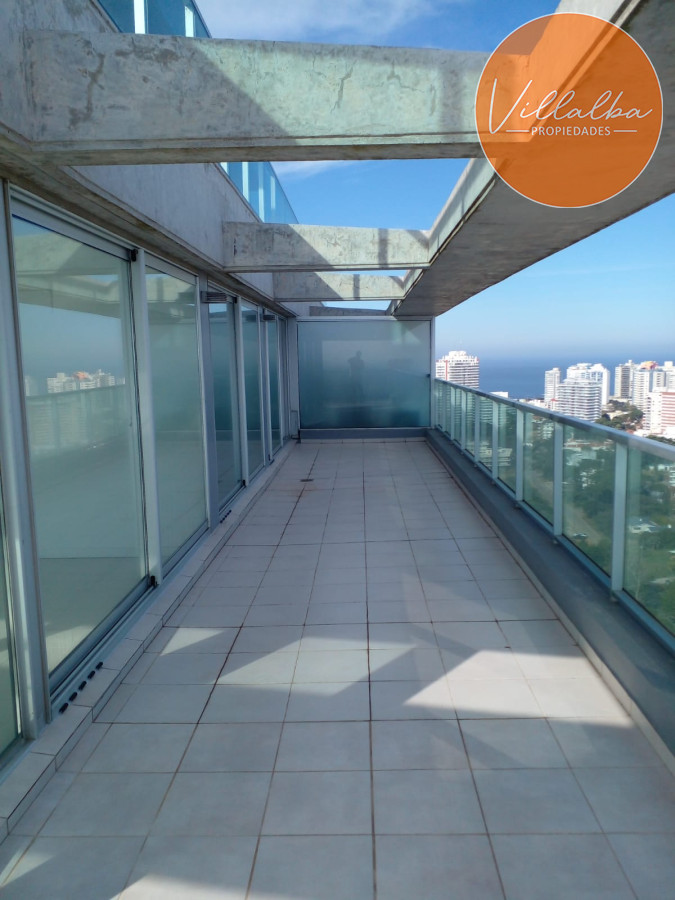 Apartamento ID.3075 - Penthouse en venta sobre Roosevelt. Con vistas inigualables de la ciudad y la playa.