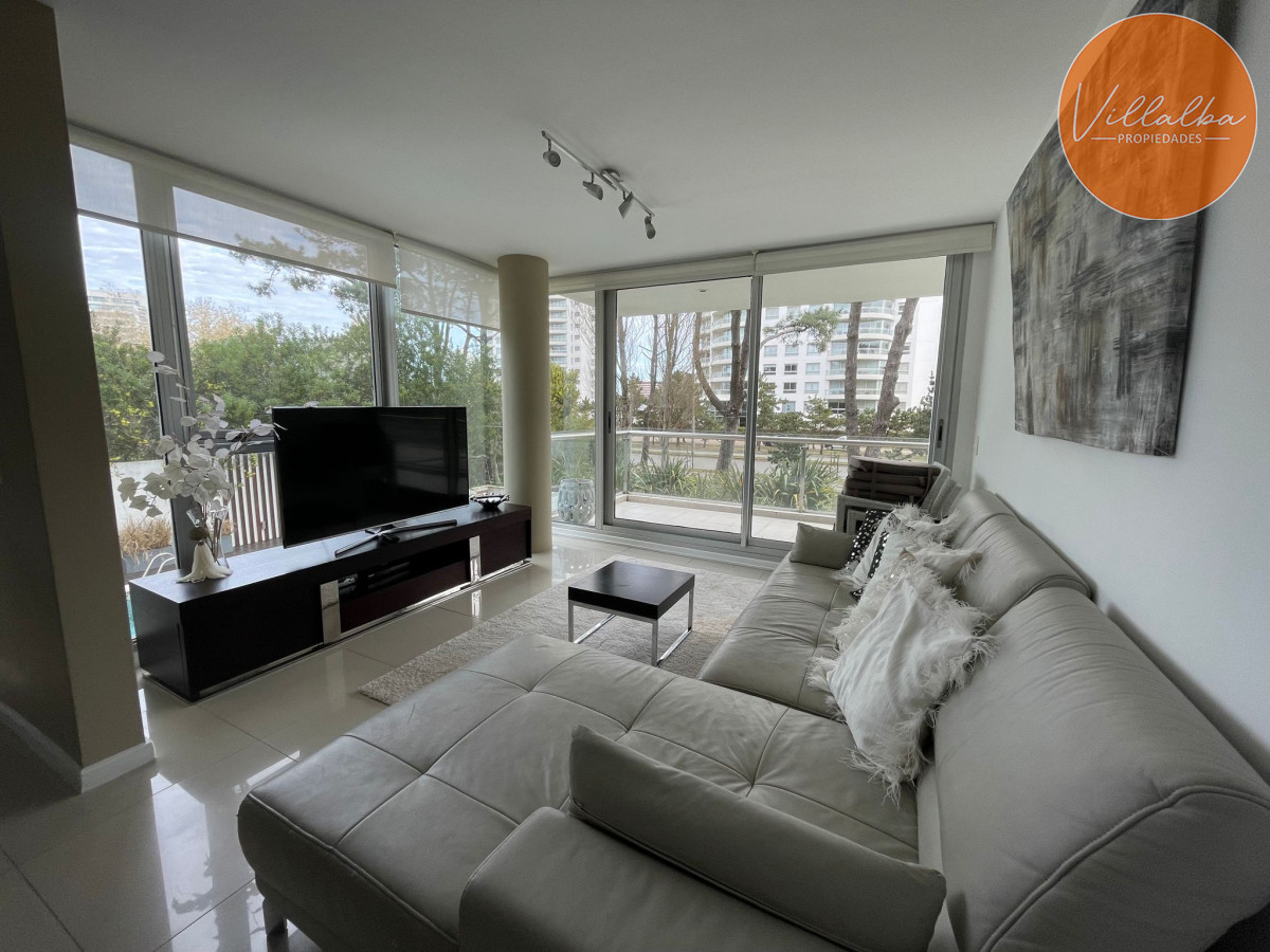 Apartamento ID.3047 - Apartamento tipo casa. Amplia terraza que recorre todos los ambientes. 3 dormitorios y 3 baños. Ubicado en Aidy Grill. PUNTA DEL ESTE.