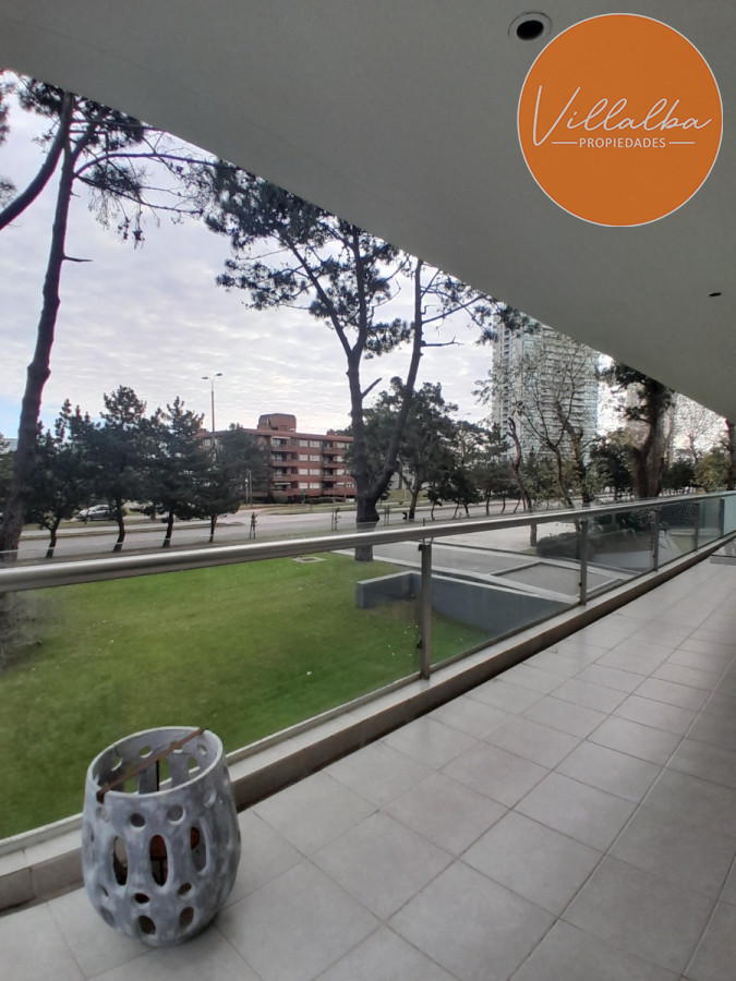 Apartamento ID.3047 - Apartamento tipo casa. Amplia terraza que recorre todos los ambientes. 3 dormitorios y 3 baños. Ubicado en Aidy Grill. PUNTA DEL ESTE.