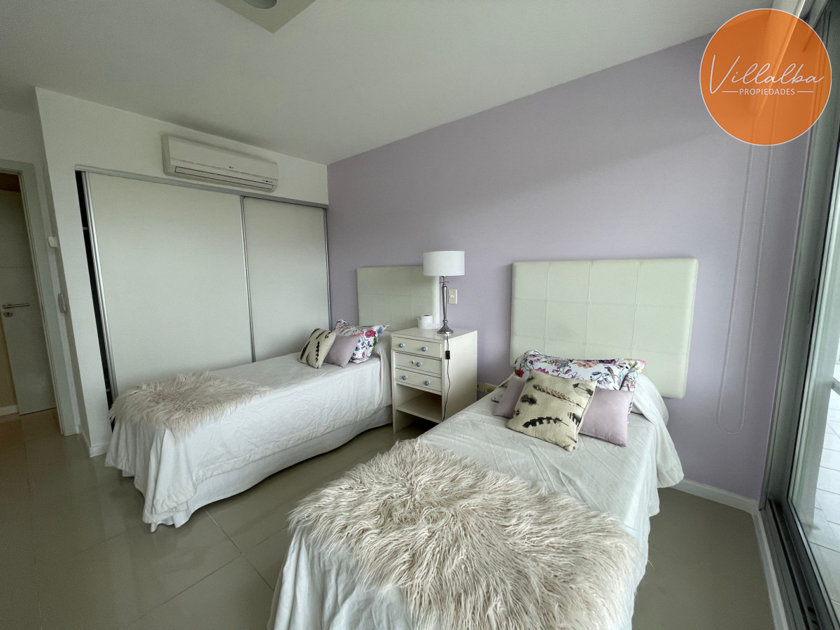 Apartamento ID.3047 - Apartamento tipo casa. Amplia terraza que recorre todos los ambientes. 3 dormitorios y 3 baños. Ubicado en Aidy Grill. PUNTA DEL ESTE.