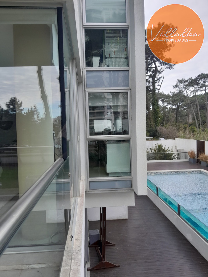 Apartamento ID.3047 - Apartamento tipo casa. Amplia terraza que recorre todos los ambientes. 3 dormitorios y 3 baños. Ubicado en Aidy Grill. PUNTA DEL ESTE.