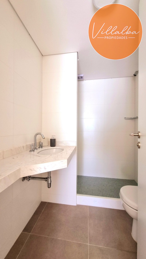 Apartamento ID.3088 - Amplio apartamento de 1 dormitorio, con 2 baños. Balcón, Losa radiante, en edificio con todos los Amenities. Ideal para todo el año. Punta del Este. 