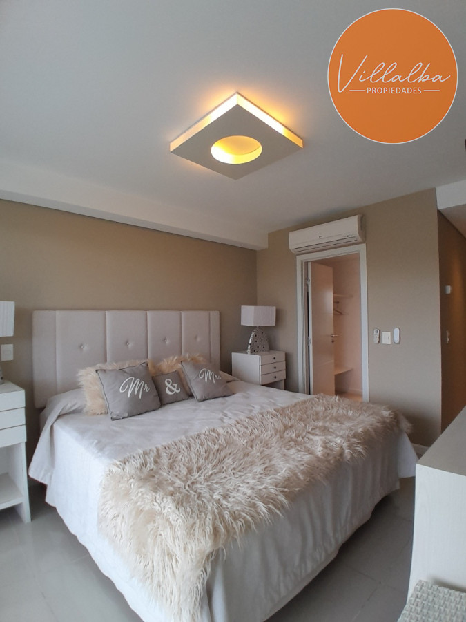 Apartamento ID.3047 - Apartamento tipo casa. Amplia terraza que recorre todos los ambientes. 3 dormitorios y 3 baños. Ubicado en Aidy Grill. PUNTA DEL ESTE.
