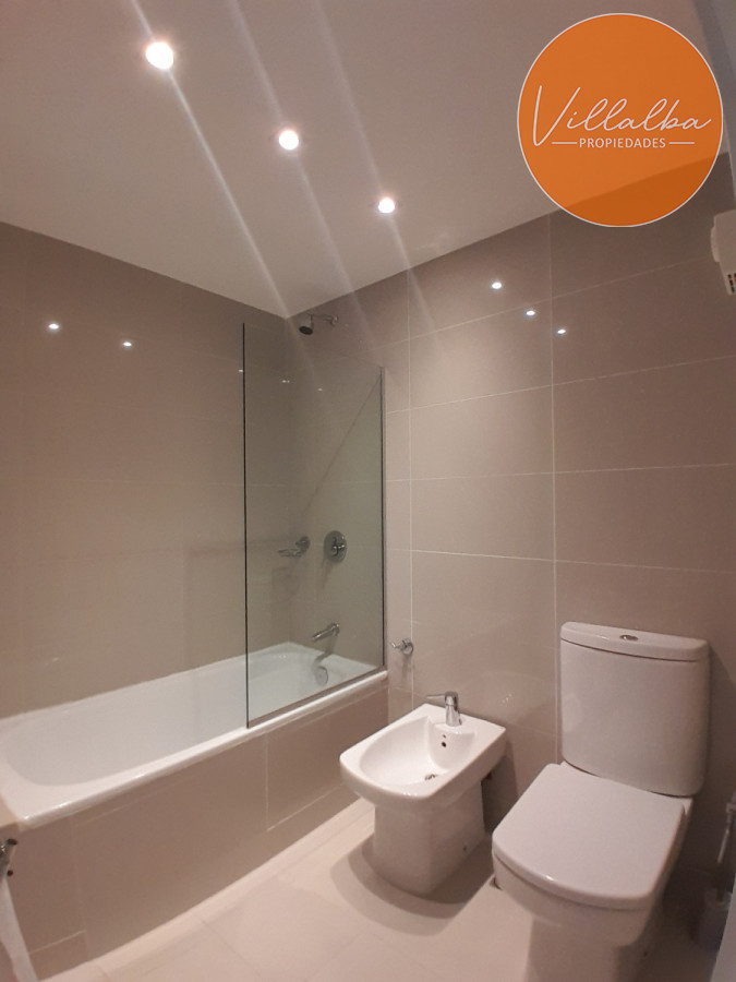 Apartamento ID.3047 - Apartamento tipo casa. Amplia terraza que recorre todos los ambientes. 3 dormitorios y 3 baños. Ubicado en Aidy Grill. PUNTA DEL ESTE.
