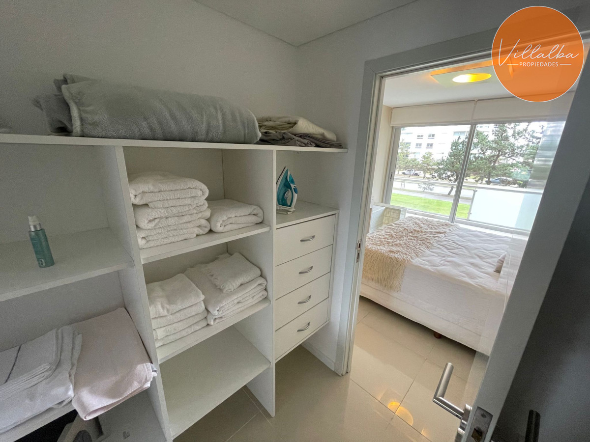 Apartamento ID.3047 - Apartamento tipo casa. Amplia terraza que recorre todos los ambientes. 3 dormitorios y 3 baños. Ubicado en Aidy Grill. PUNTA DEL ESTE.
