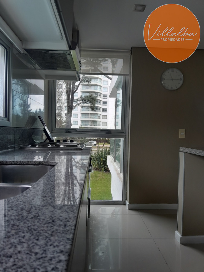 Apartamento ID.3047 - Apartamento tipo casa. Amplia terraza que recorre todos los ambientes. 3 dormitorios y 3 baños. Ubicado en Aidy Grill. PUNTA DEL ESTE.