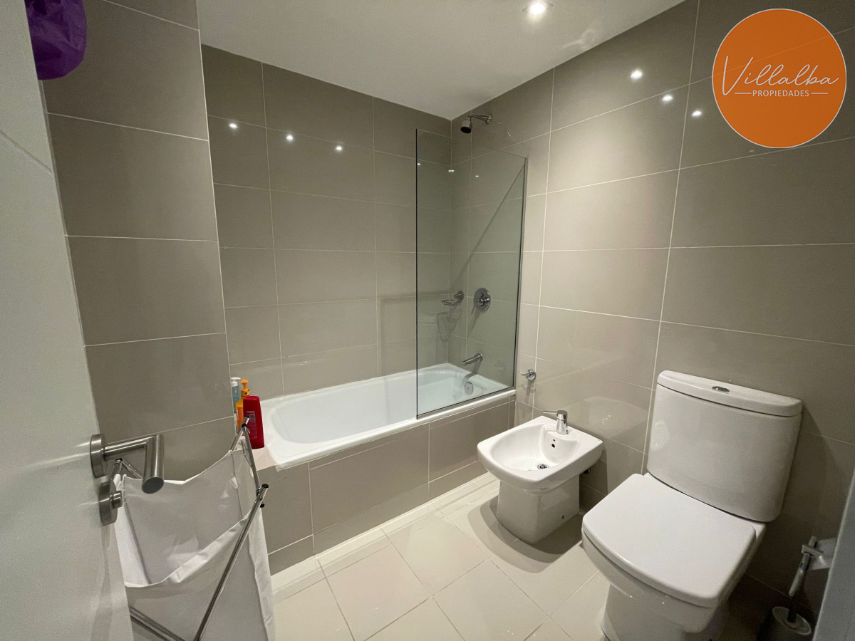 Apartamento ID.3047 - Apartamento tipo casa. Amplia terraza que recorre todos los ambientes. 3 dormitorios y 3 baños. Ubicado en Aidy Grill. PUNTA DEL ESTE.