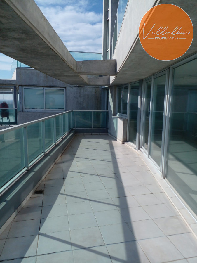 Apartamento ID.3075 - Penthouse en venta sobre Roosevelt. Con vistas inigualables de la ciudad y la playa.