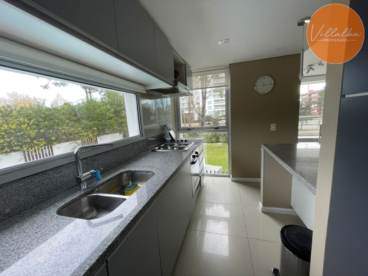 Apartamento ID.3047 - Apartamento tipo casa. Amplia terraza que recorre todos los ambientes. 3 dormitorios y 3 baños. Ubicado en Aidy Grill. PUNTA DEL ESTE.