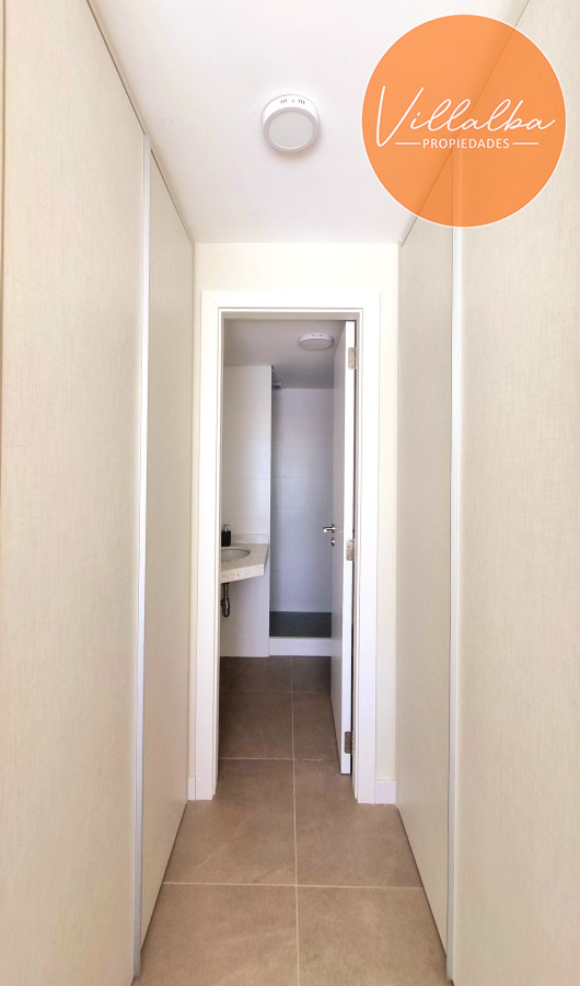 Apartamento ID.3088 - Amplio apartamento de 1 dormitorio, con 2 baños. Balcón, Losa radiante, en edificio con todos los Amenities. Ideal para todo el año. Punta del Este. 