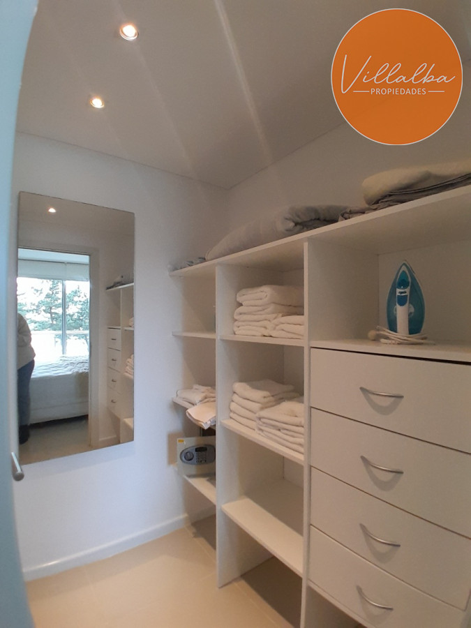Apartamento ID.3047 - Apartamento tipo casa. Amplia terraza que recorre todos los ambientes. 3 dormitorios y 3 baños. Ubicado en Aidy Grill. PUNTA DEL ESTE.