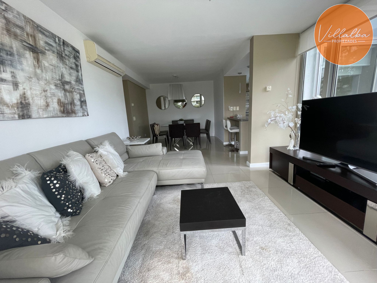 Apartamento ID.3047 - Apartamento tipo casa. Amplia terraza que recorre todos los ambientes. 3 dormitorios y 3 baños. Ubicado en Aidy Grill. PUNTA DEL ESTE.