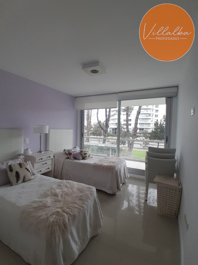 Apartamento ID.3047 - Apartamento tipo casa. Amplia terraza que recorre todos los ambientes. 3 dormitorios y 3 baños. Ubicado en Aidy Grill. PUNTA DEL ESTE.