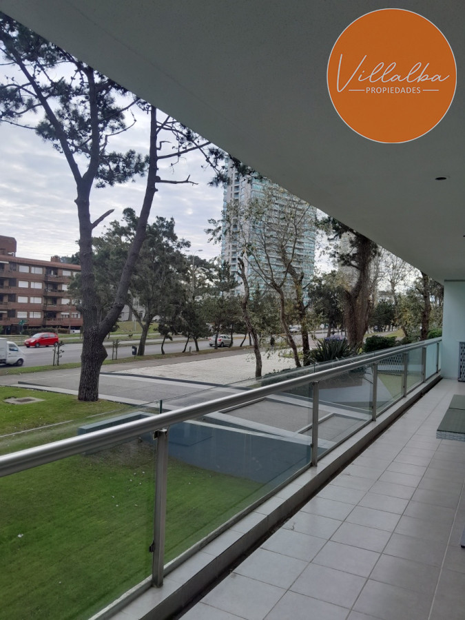 Apartamento ID.3047 - Apartamento tipo casa. Amplia terraza que recorre todos los ambientes. 3 dormitorios y 3 baños. Ubicado en Aidy Grill. PUNTA DEL ESTE.