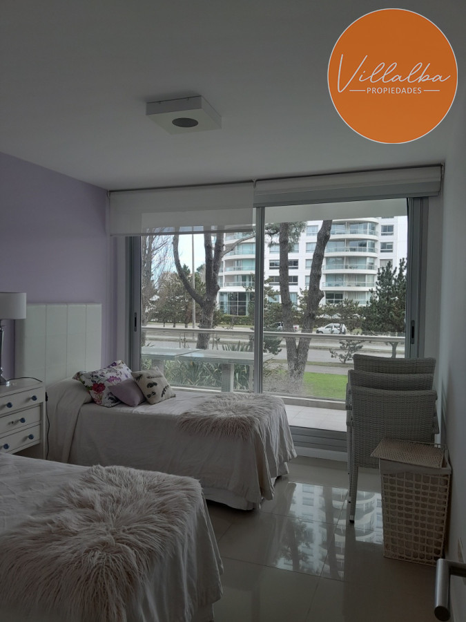 Apartamento ID.3047 - Apartamento tipo casa. Amplia terraza que recorre todos los ambientes. 3 dormitorios y 3 baños. Ubicado en Aidy Grill. PUNTA DEL ESTE.