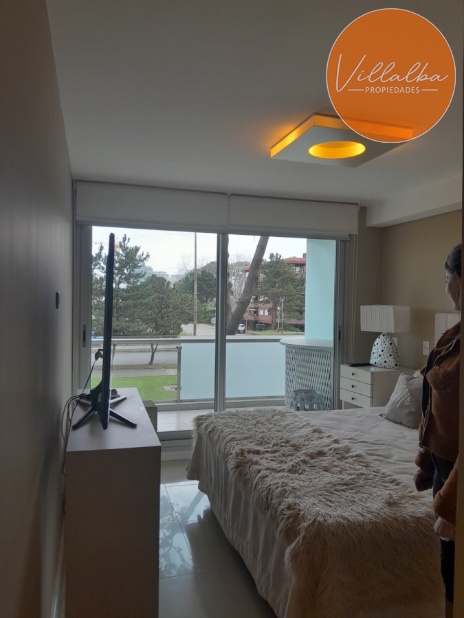 Apartamento ID.3047 - Apartamento tipo casa. Amplia terraza que recorre todos los ambientes. 3 dormitorios y 3 baños. Ubicado en Aidy Grill. PUNTA DEL ESTE.