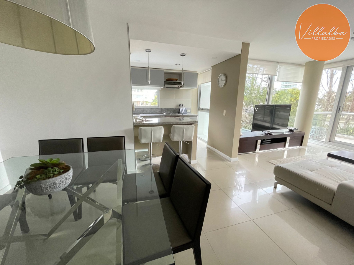 Apartamento ID.3047 - Apartamento tipo casa. Amplia terraza que recorre todos los ambientes. 3 dormitorios y 3 baños. Ubicado en Aidy Grill. PUNTA DEL ESTE.