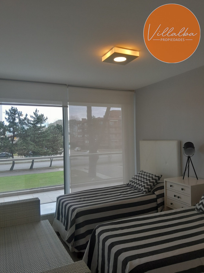 Apartamento ID.3047 - Apartamento tipo casa. Amplia terraza que recorre todos los ambientes. 3 dormitorios y 3 baños. Ubicado en Aidy Grill. PUNTA DEL ESTE.