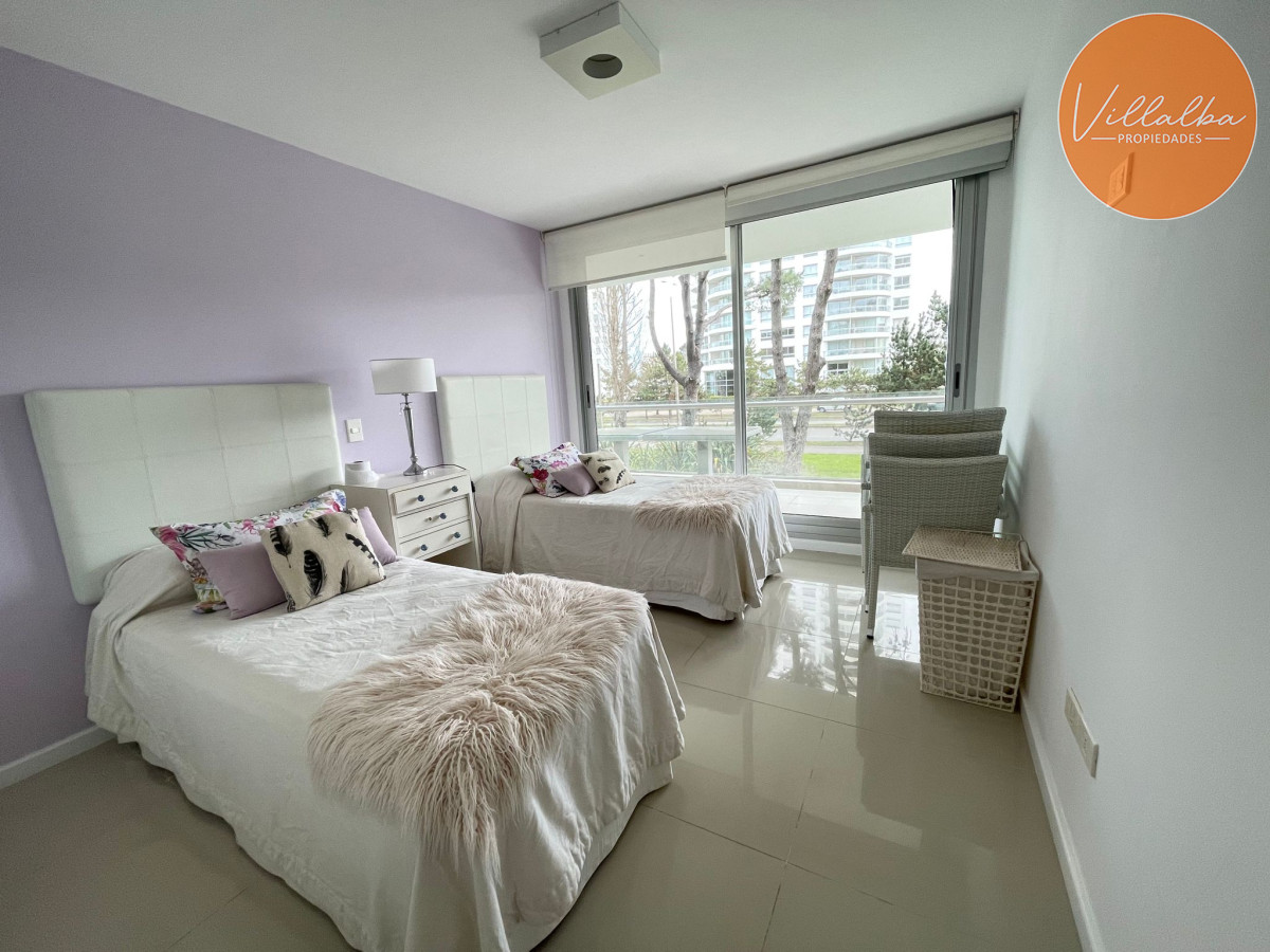 Apartamento ID.3047 - Apartamento tipo casa. Amplia terraza que recorre todos los ambientes. 3 dormitorios y 3 baños. Ubicado en Aidy Grill. PUNTA DEL ESTE.