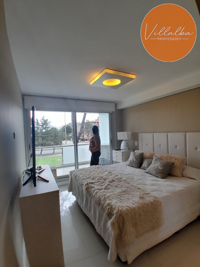 Apartamento ID.3047 - Apartamento tipo casa. Amplia terraza que recorre todos los ambientes. 3 dormitorios y 3 baños. Ubicado en Aidy Grill. PUNTA DEL ESTE.
