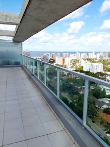 Penthouse en venta sobre Roosevelt. Con vistas inigualables de la ciudad y la playa.