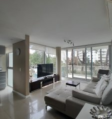 Apartamento tipo casa. Amplia terraza que recorre todos los ambientes. 3 dormitorios y 3 baños. Ubicado en Aidy Grill. PUNTA DEL ESTE.