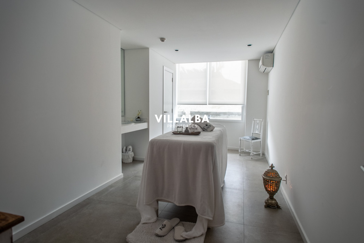 Apartamento ID.3088 - Amplio apartamento de 1 dormitorio, con 2 baños. Balcón, Losa radiante, en edificio con todos los Amenities. Ideal para todo el año. Punta del Este. 