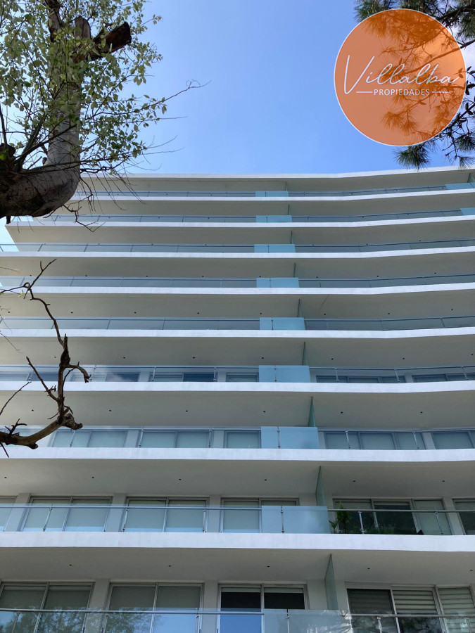 Apartamento ID.3047 - Apartamento tipo casa. Amplia terraza que recorre todos los ambientes. 3 dormitorios y 3 baños. Ubicado en Aidy Grill. PUNTA DEL ESTE.